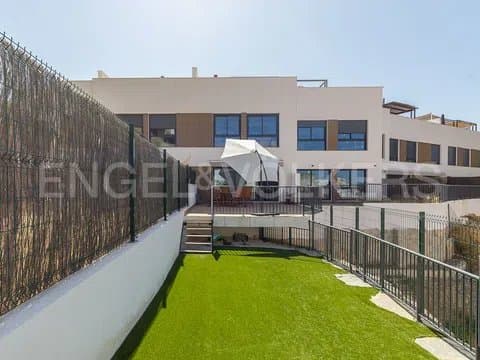 Chalet adosado en calle Félix Revello de Toro in Limonar